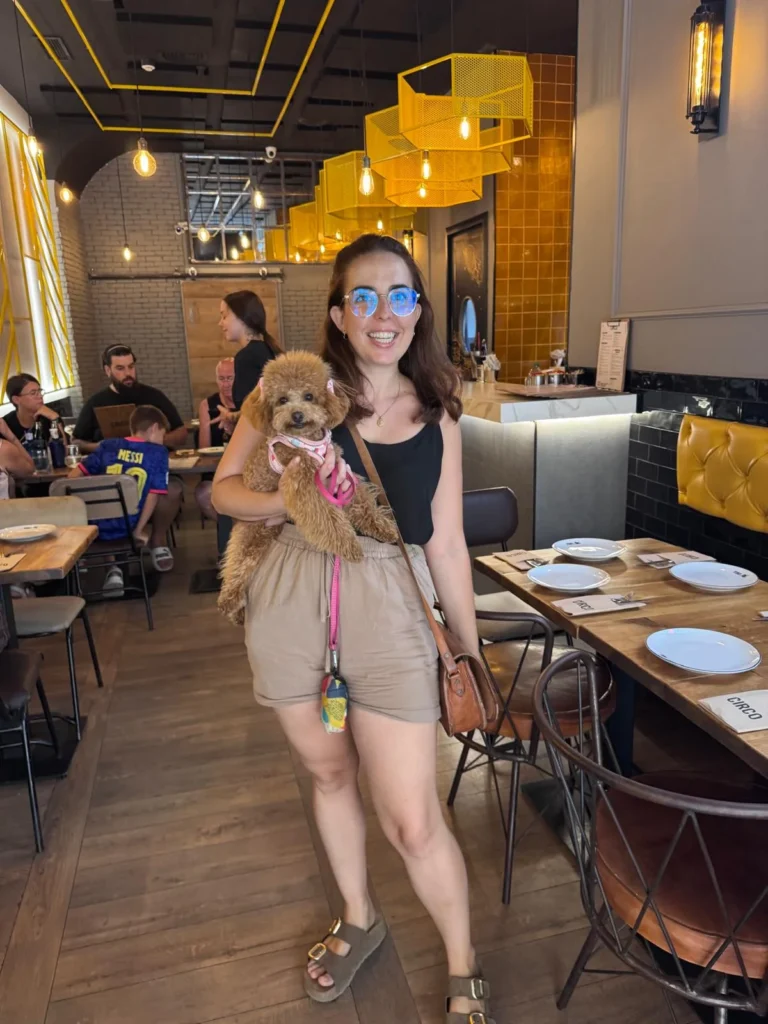 Mi perrita y yo en la hamburgueseria
